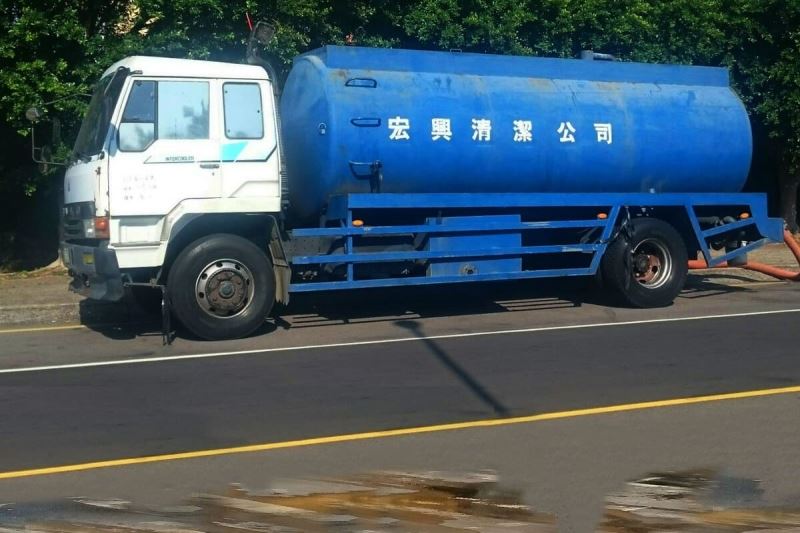 專業水肥車抽取化糞池污物服務