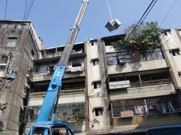 台中搬家公司吊車吊掛大型傢俱作業情形