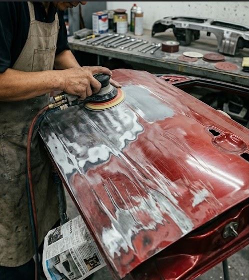 汽車鈑金修復過程示意圖，專業設備與技術齊備