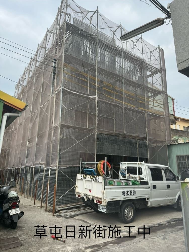 老屋翻新時施工鋼網牆的現場實例，展現快速安裝特點
