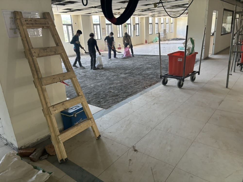 國展拆除隊伍在新北市舊大樓拆除現場進行安全施工