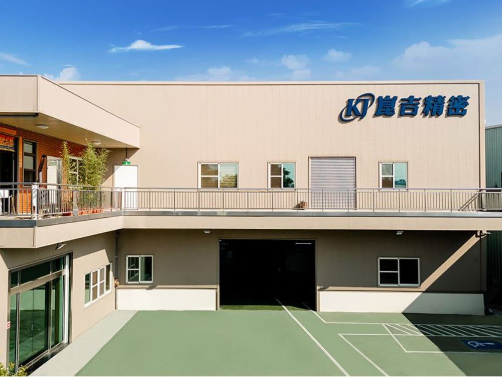 崑吉精密工業CNC走心式車銑加工機台，展示高精度金屬零件加工技術