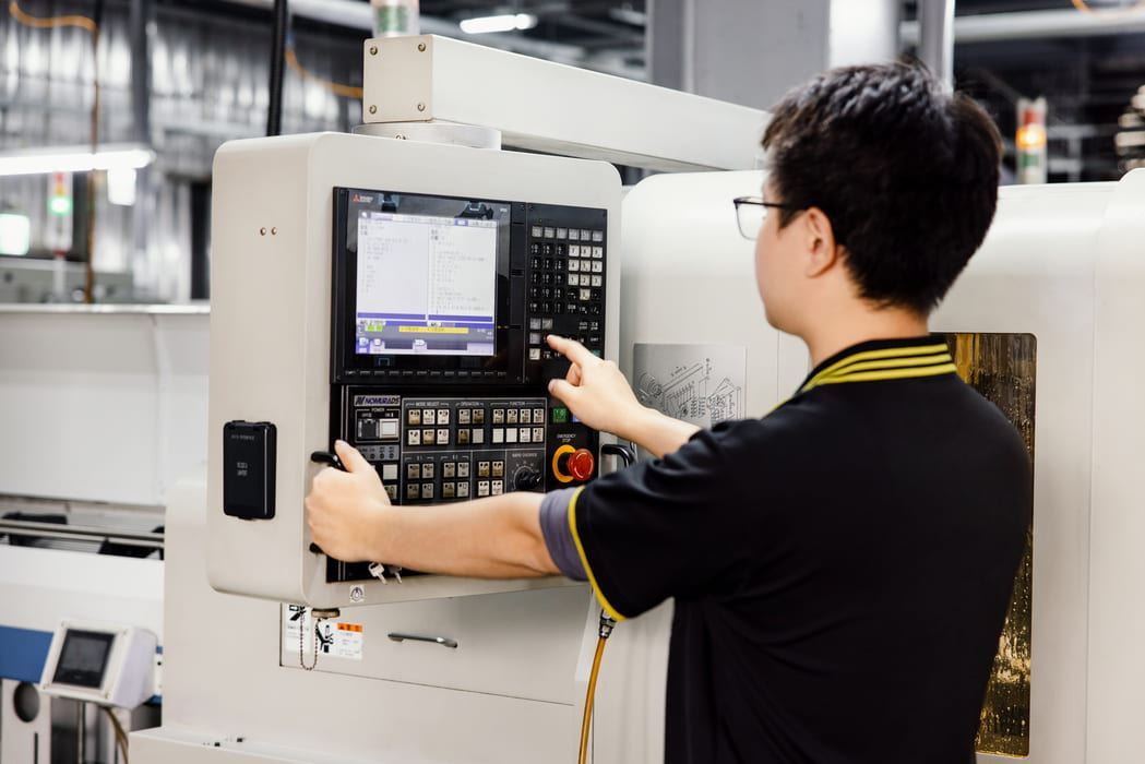 走心式CNC車銑加工機台操作