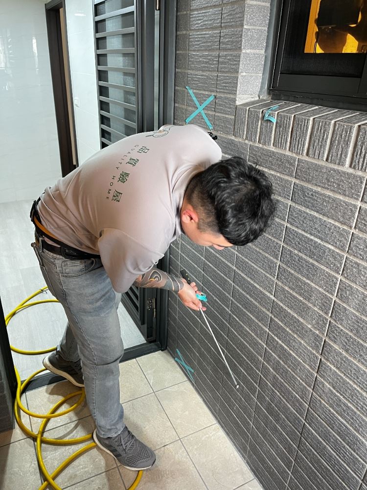 驗屋師檢查中古屋防水層與牆面裂縫