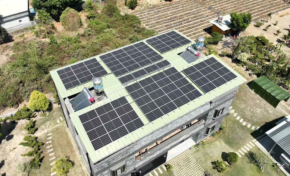 技術團隊進行太陽能板安裝