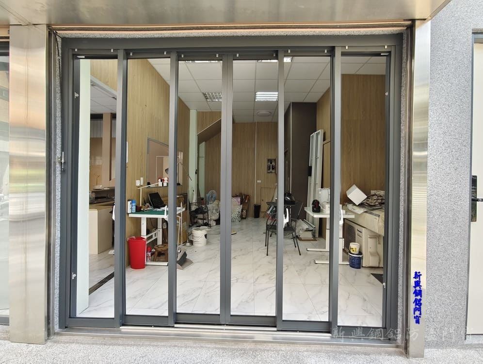 鋁門窗安裝施工現場