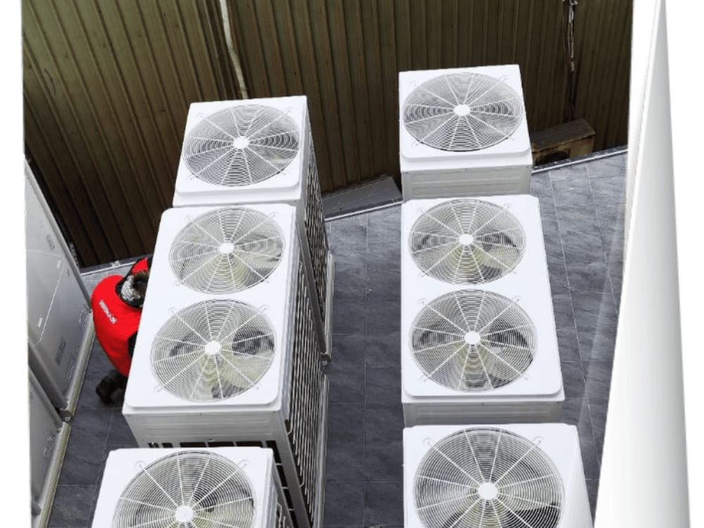 永陽冷氣空調的師傅在處理室外機