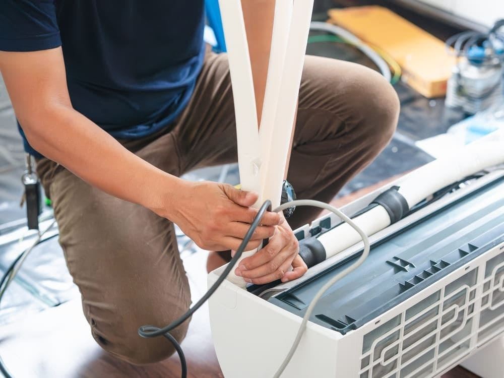 永陽冷氣的師傅檢測冷氣機室內機是否有問題
